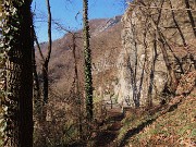 06 Passo sotto la falesia ...